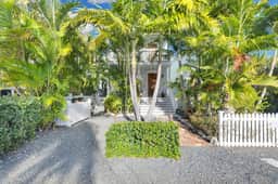 Bahama Village Sanctuary - Walkable & Pet Friendly - Image 3