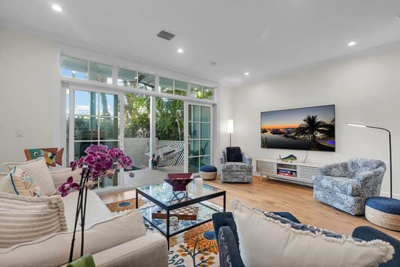 Bahama Village Sanctuary - Walkable & Pet Friendly - Image 1